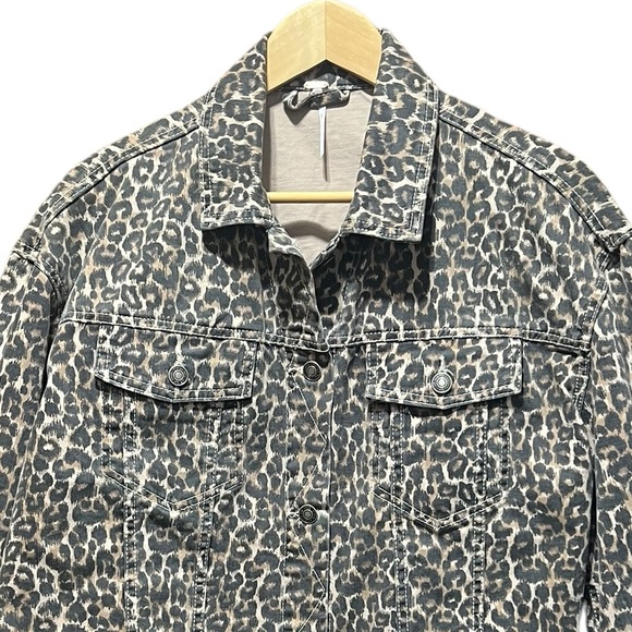 Free People Leopard Print Cropped Raw Hem Denim Jacket Size Smalll - Picture 5 of 16